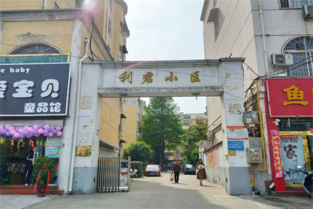 云门山花园四楼150平三室精装带车库阁楼113万可按揭